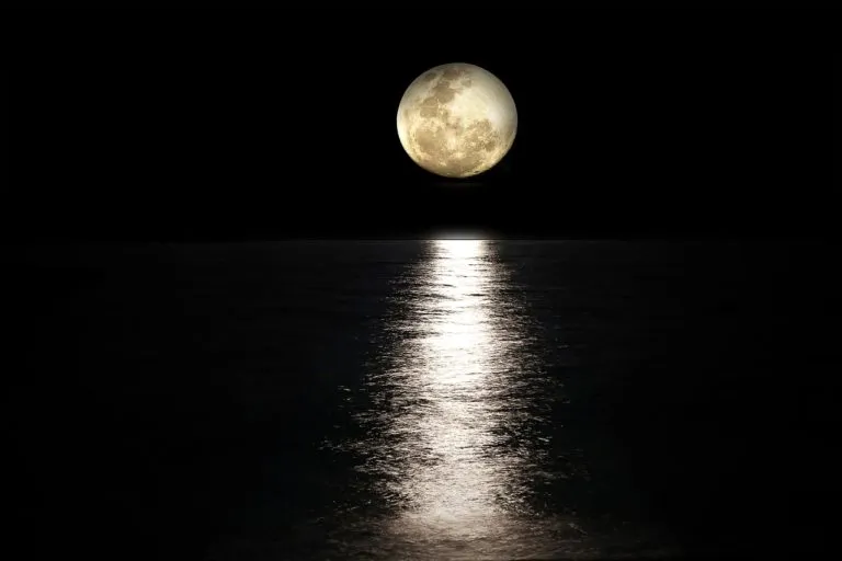 Be a bright moon emerging from the clouds